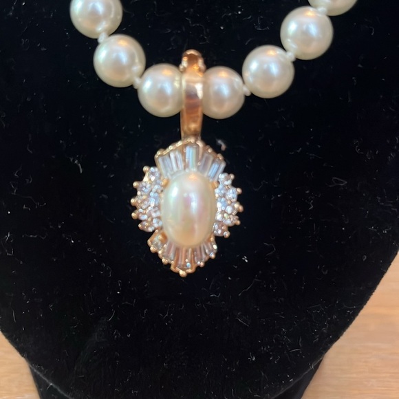 Elegant Pearl Necklace with Gold and rhinestone detachable pendant - Picture 2 of 4